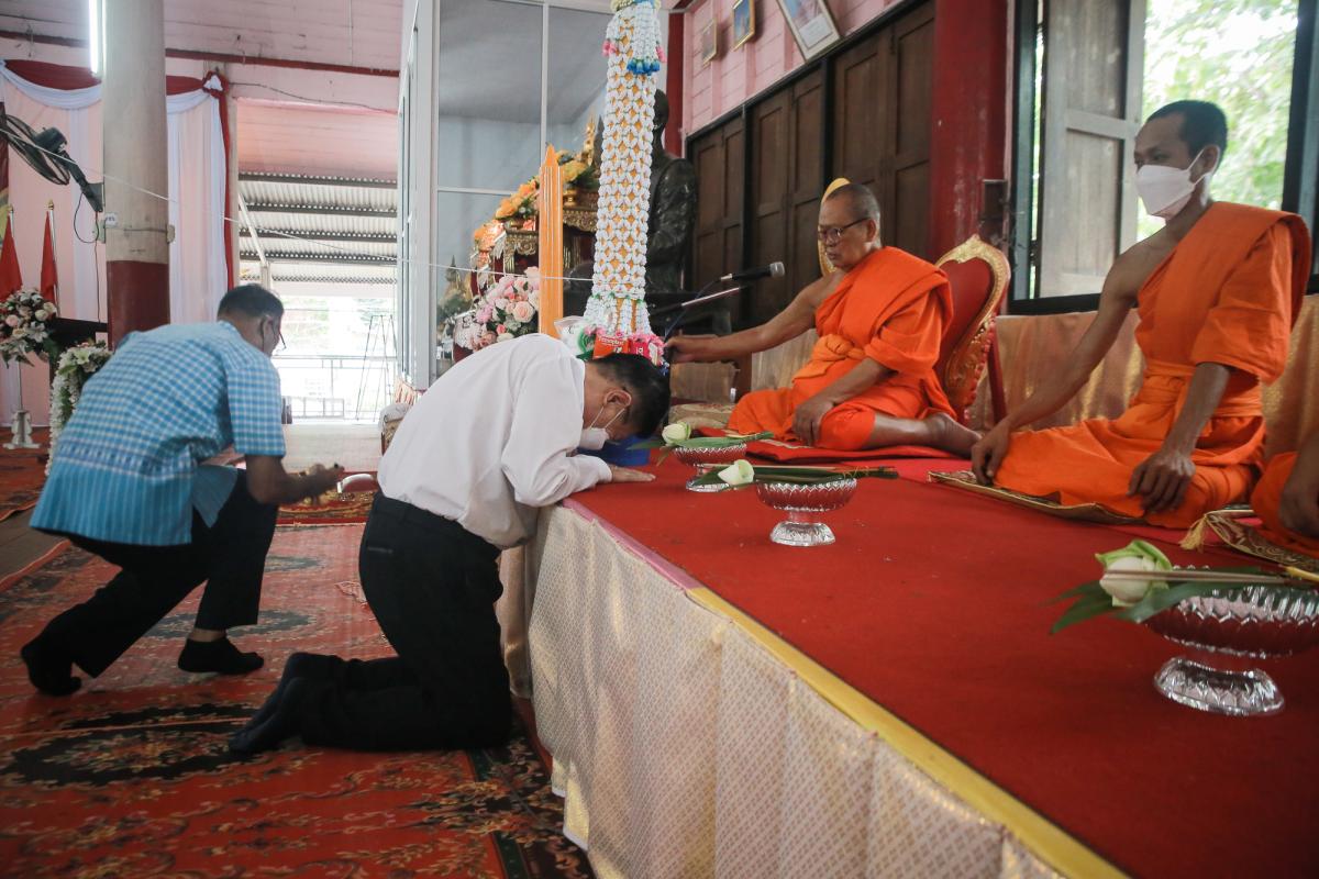 นายก อบจ.ตากนำทีม ร่วมทำบุญถวายเทียนจำนำพรรษา สืบสานประเพณีและทำนุบำรุงพระพุทธศาสนา
