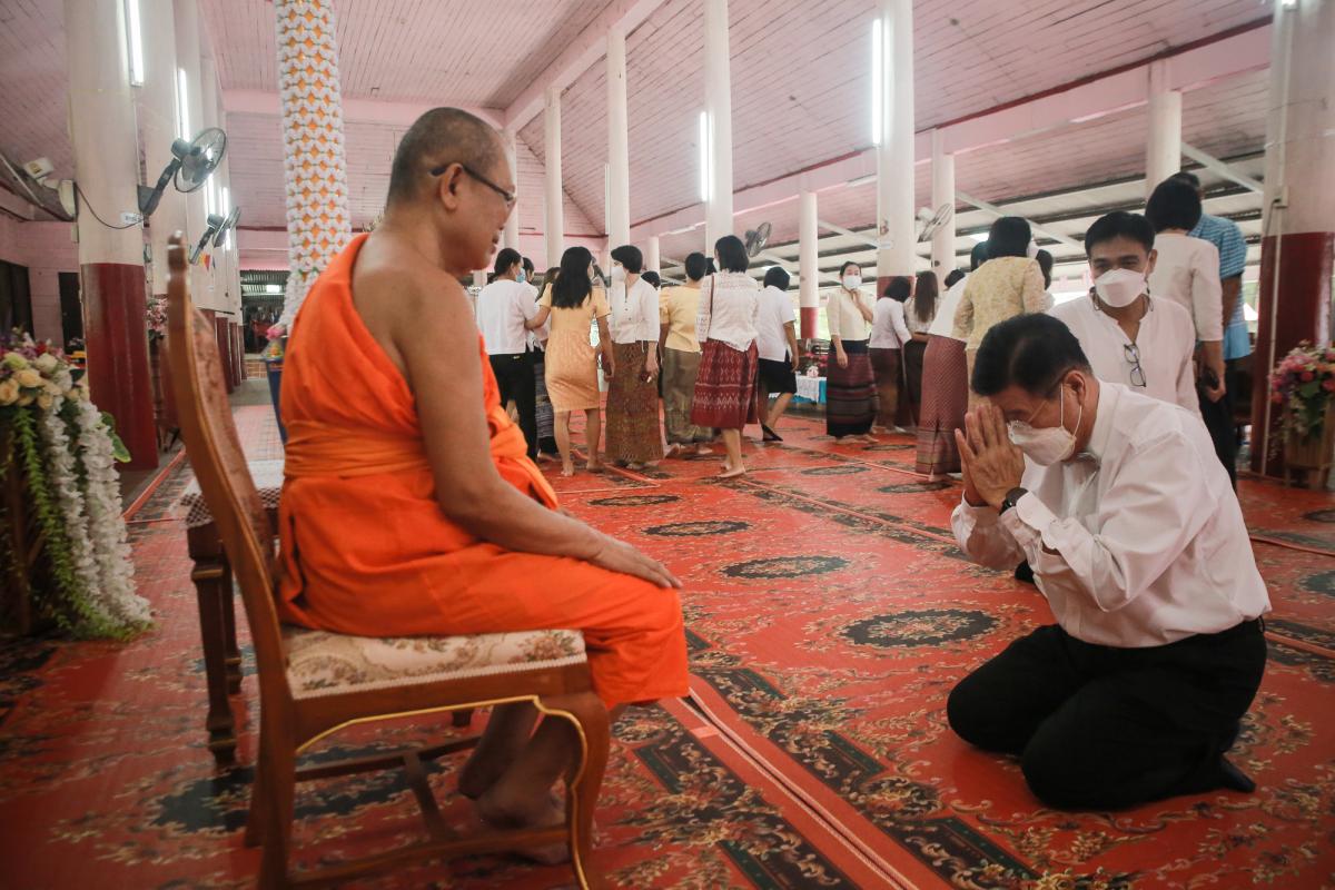 นายก อบจ.ตากนำทีม ร่วมทำบุญถวายเทียนจำนำพรรษา สืบสานประเพณีและทำนุบำรุงพระพุทธศาสนา