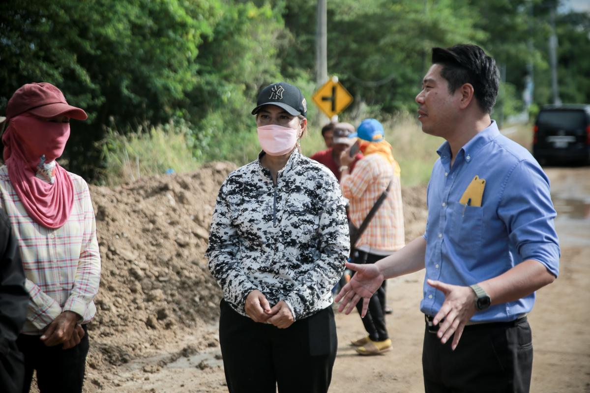 ว่าที่ ดร.ฑีฆะพล ทวีเกื้อกูลกิจ รองนายกองค์การบริหารส่วนจังหวัดตาก พร้อมด้วยคณะผู้บริหาร และเจ้าหน้าที่สำนักช่าง ลงพื้นที่ตรวจติดตามการแก้ปัญหาแม่น้ำวังล้นตลิ่ง กัดเซาะถนนขาด สายทางที่ ตก.ถ. 1-0014. บ้านวังไคร้ - บ้านสองแคว อำเภอสามเงา