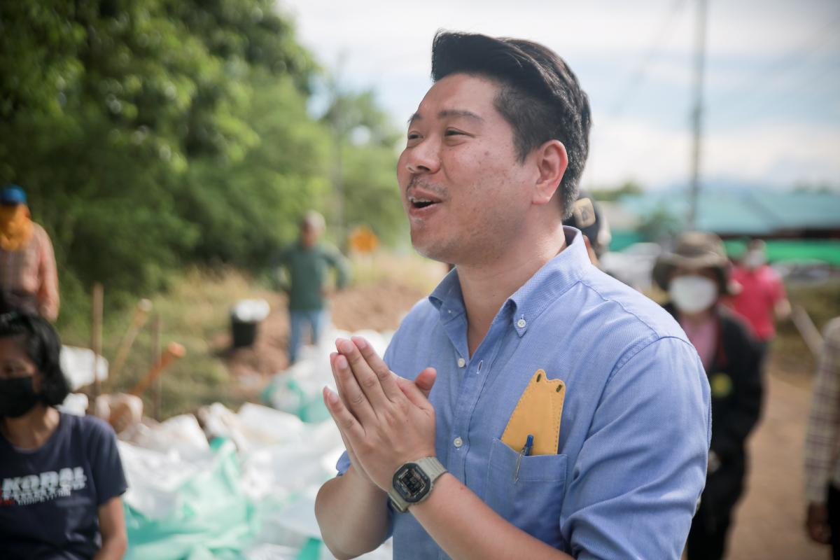 ว่าที่ ดร.ฑีฆะพล ทวีเกื้อกูลกิจ รองนายกองค์การบริหารส่วนจังหวัดตาก พร้อมด้วยคณะผู้บริหาร และเจ้าหน้าที่สำนักช่าง ลงพื้นที่ตรวจติดตามการแก้ปัญหาแม่น้ำวังล้นตลิ่ง กัดเซาะถนนขาด สายทางที่ ตก.ถ. 1-0014. บ้านวังไคร้ - บ้านสองแคว อำเภอสามเงา