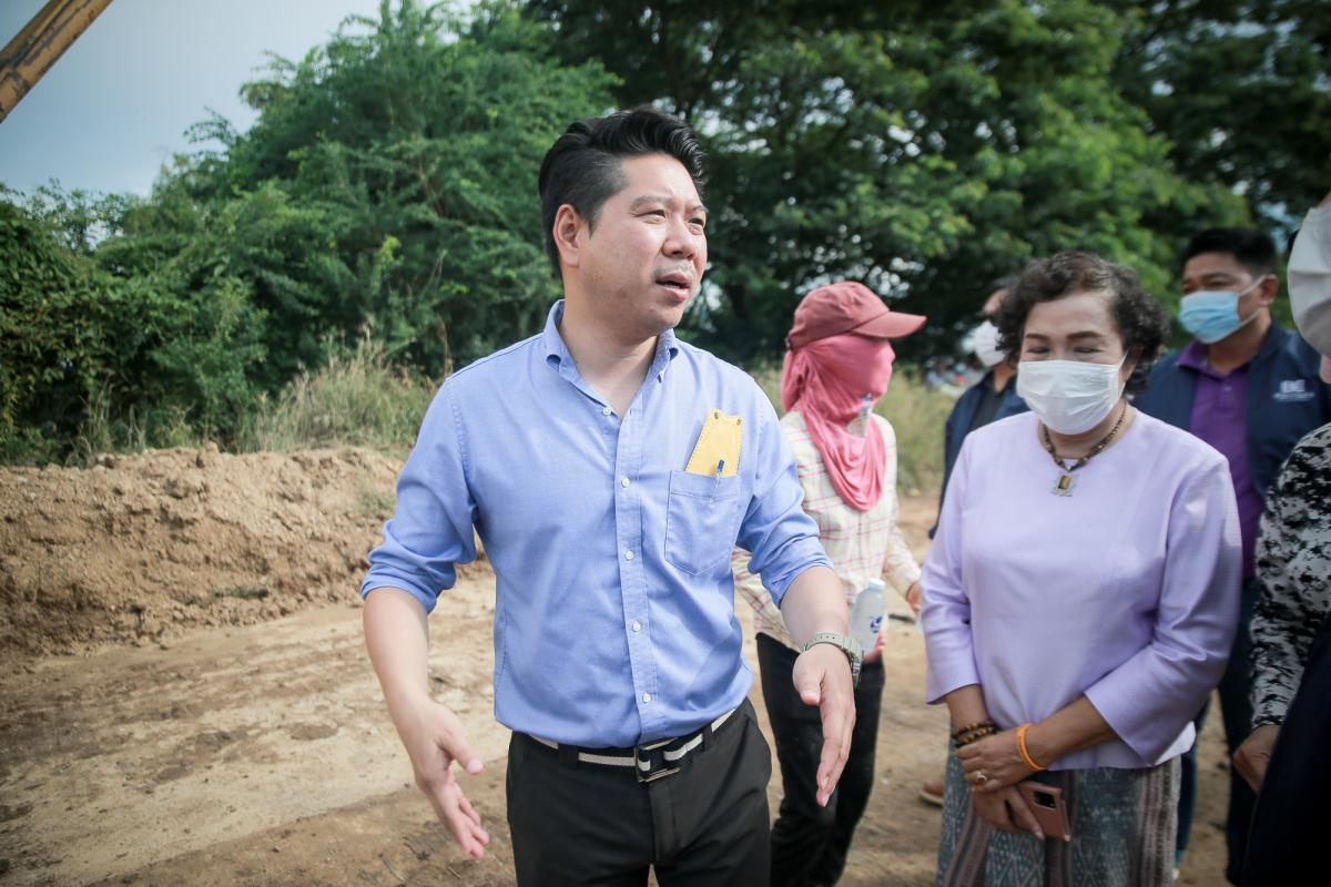 ว่าที่ ดร.ฑีฆะพล ทวีเกื้อกูลกิจ รองนายกองค์การบริหารส่วนจังหวัดตาก พร้อมด้วยคณะผู้บริหาร และเจ้าหน้าที่สำนักช่าง ลงพื้นที่ตรวจติดตามการแก้ปัญหาแม่น้ำวังล้นตลิ่ง กัดเซาะถนนขาด สายทางที่ ตก.ถ. 1-0014. บ้านวังไคร้ - บ้านสองแคว อำเภอสามเงา