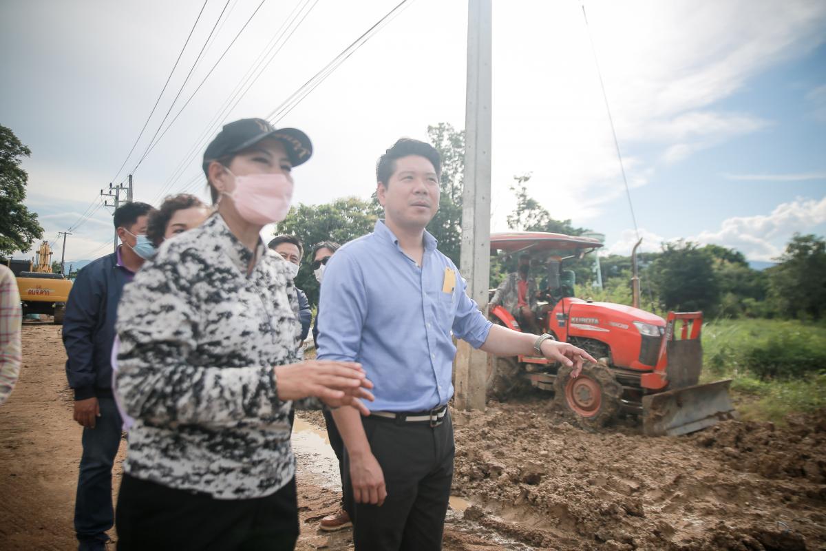 ว่าที่ ดร.ฑีฆะพล ทวีเกื้อกูลกิจ รองนายกองค์การบริหารส่วนจังหวัดตาก พร้อมด้วยคณะผู้บริหาร และเจ้าหน้าที่สำนักช่าง ลงพื้นที่ตรวจติดตามการแก้ปัญหาแม่น้ำวังล้นตลิ่ง กัดเซาะถนนขาด สายทางที่ ตก.ถ. 1-0014. บ้านวังไคร้ - บ้านสองแคว อำเภอสามเงา