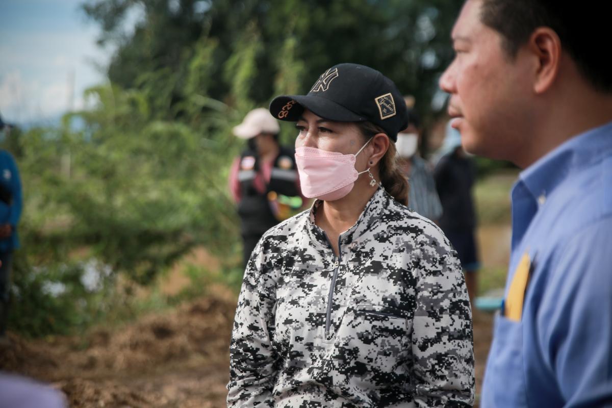 ว่าที่ ดร.ฑีฆะพล ทวีเกื้อกูลกิจ รองนายกองค์การบริหารส่วนจังหวัดตาก พร้อมด้วยคณะผู้บริหาร และเจ้าหน้าที่สำนักช่าง ลงพื้นที่ตรวจติดตามการแก้ปัญหาแม่น้ำวังล้นตลิ่ง กัดเซาะถนนขาด สายทางที่ ตก.ถ. 1-0014. บ้านวังไคร้ - บ้านสองแคว อำเภอสามเงา