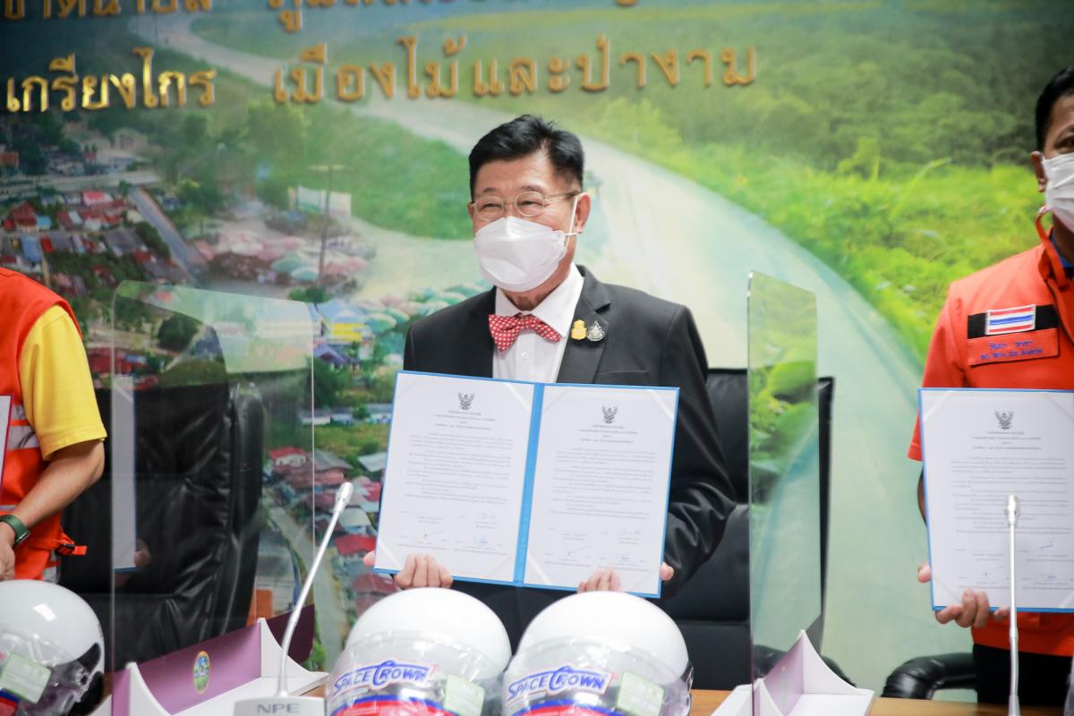นายกองค์การบริหารส่วนจังหวัดตาก เข้าร่วมในพิธีลงนามความร่วมมือการรณรงค์ส่งเสริมการสวมหมวกนิรภัย 100 เปอร์เซ็นต์ ระหว่างจังหวัดตาก กับ หน่วยงานสังกัดกระทรวงต่างๆ จำนวน 22 หน่วยงาน