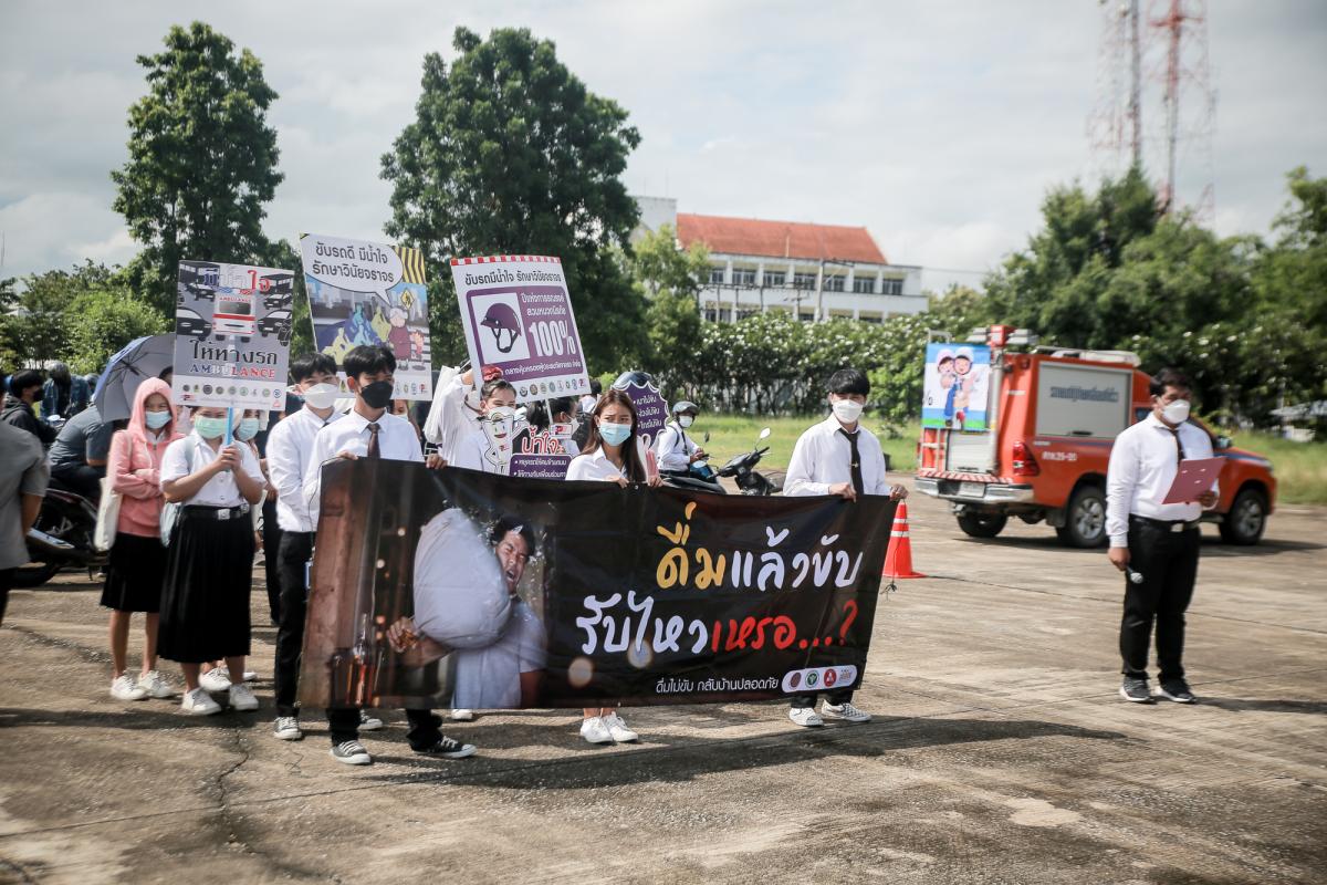 นายกองค์การบริหารส่วนจังหวัดตาก เข้าร่วมในพิธีลงนามความร่วมมือการรณรงค์ส่งเสริมการสวมหมวกนิรภัย 100 เปอร์เซ็นต์ ระหว่างจังหวัดตาก กับ หน่วยงานสังกัดกระทรวงต่างๆ จำนวน 22 หน่วยงาน