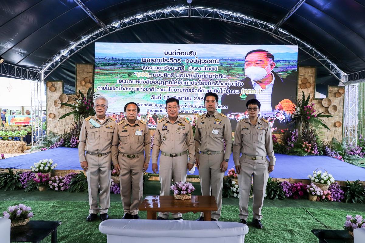 ายกองค์การบริหารส่วนจังหวัดตาก พร้อมด้วย ว่าที่ ดร.ฑีฆะพล ทวีเกื้อกูลกิจ รองนายกองค์การบริหารส่วนจังหวัดตาก ร่วมต้อนรับ พลเอกประวิตร วงษ์สุวรรณ รองนายกรัฐมนตรี และคณะ 