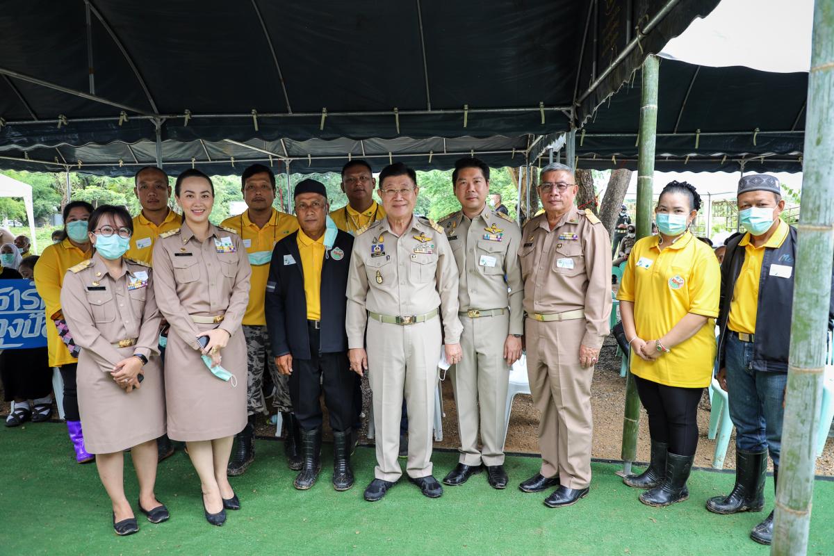 ายกองค์การบริหารส่วนจังหวัดตาก พร้อมด้วย ว่าที่ ดร.ฑีฆะพล ทวีเกื้อกูลกิจ รองนายกองค์การบริหารส่วนจังหวัดตาก ร่วมต้อนรับ พลเอกประวิตร วงษ์สุวรรณ รองนายกรัฐมนตรี และคณะ 