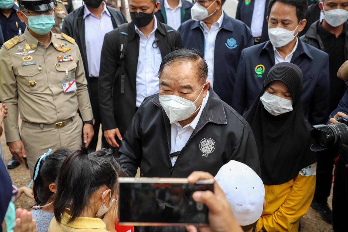 ายกองค์การบริหารส่วนจังหวัดตาก พร้อมด้วย ว่าที่ ดร.ฑีฆะพล ทวีเกื้อกูลกิจ รองนายกองค์การบริหารส่วนจังหวัดตาก ร่วมต้อนรับ พลเอกประวิตร วงษ์สุวรรณ รองนายกรัฐมนตรี และคณะ 