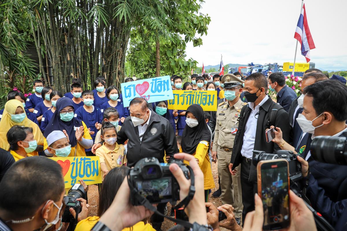 ายกองค์การบริหารส่วนจังหวัดตาก พร้อมด้วย ว่าที่ ดร.ฑีฆะพล ทวีเกื้อกูลกิจ รองนายกองค์การบริหารส่วนจังหวัดตาก ร่วมต้อนรับ พลเอกประวิตร วงษ์สุวรรณ รองนายกรัฐมนตรี และคณะ 