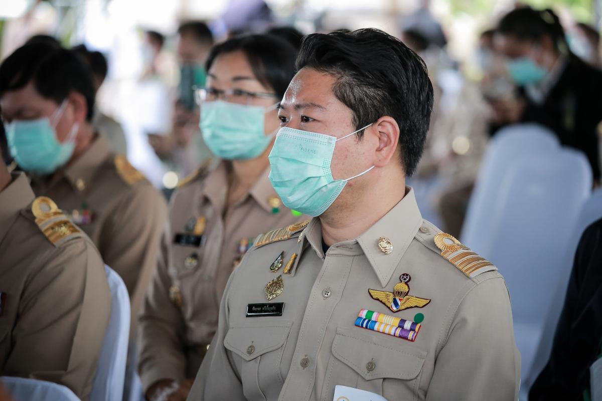 ายกองค์การบริหารส่วนจังหวัดตาก พร้อมด้วย ว่าที่ ดร.ฑีฆะพล ทวีเกื้อกูลกิจ รองนายกองค์การบริหารส่วนจังหวัดตาก ร่วมต้อนรับ พลเอกประวิตร วงษ์สุวรรณ รองนายกรัฐมนตรี และคณะ 