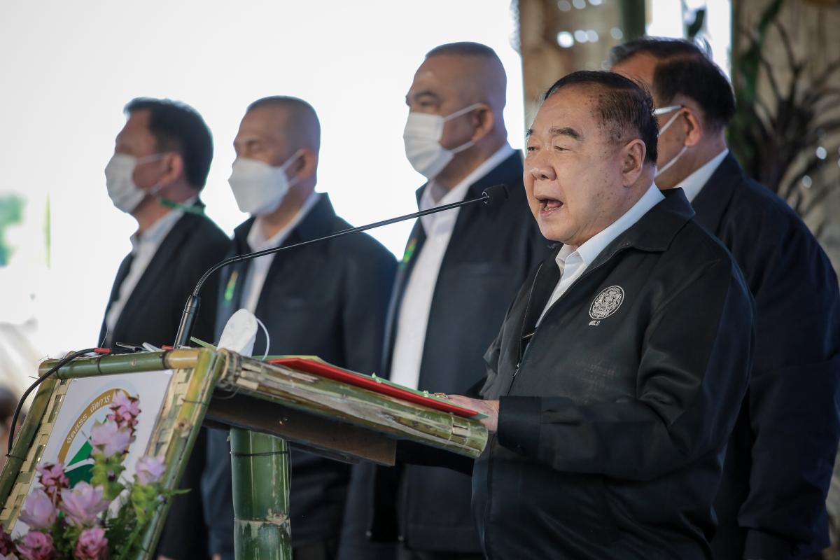 ายกองค์การบริหารส่วนจังหวัดตาก พร้อมด้วย ว่าที่ ดร.ฑีฆะพล ทวีเกื้อกูลกิจ รองนายกองค์การบริหารส่วนจังหวัดตาก ร่วมต้อนรับ พลเอกประวิตร วงษ์สุวรรณ รองนายกรัฐมนตรี และคณะ 