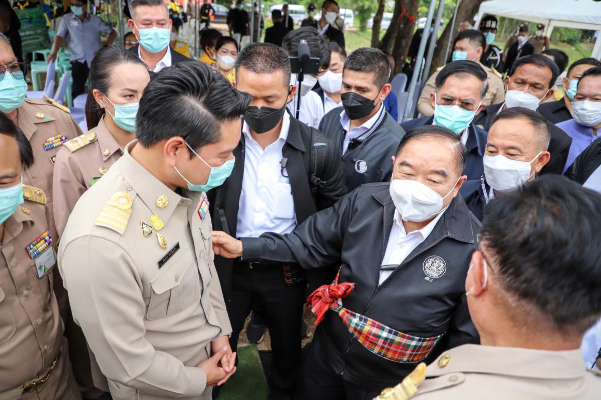 ายกองค์การบริหารส่วนจังหวัดตาก พร้อมด้วย ว่าที่ ดร.ฑีฆะพล ทวีเกื้อกูลกิจ รองนายกองค์การบริหารส่วนจังหวัดตาก ร่วมต้อนรับ พลเอกประวิตร วงษ์สุวรรณ รองนายกรัฐมนตรี และคณะ 