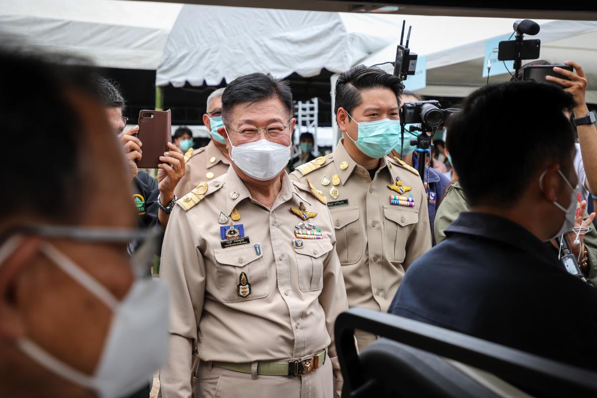 ายกองค์การบริหารส่วนจังหวัดตาก พร้อมด้วย ว่าที่ ดร.ฑีฆะพล ทวีเกื้อกูลกิจ รองนายกองค์การบริหารส่วนจังหวัดตาก ร่วมต้อนรับ พลเอกประวิตร วงษ์สุวรรณ รองนายกรัฐมนตรี และคณะ 