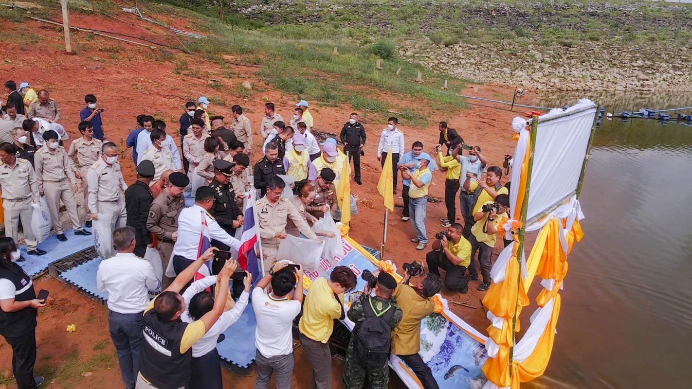 เลขานุการนายกองค์การบริหารส่วนจังหวัดตาก เข้าร่วมกิจกรรมปล่อยพันธุ์สัตว์น้ำและปลูกต้นไม้ เนื่องในโอกาสวันเฉลิมพระชนมพรรษาพระบาทสมเด็จพระเจ้าอยู่หัว ประจำปี พ.ศ.2566