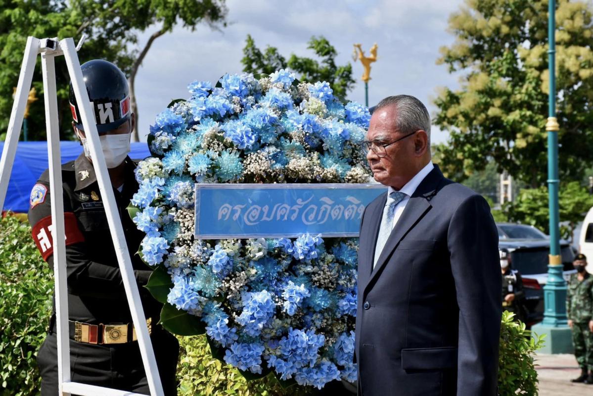 ปลัดองค์การบริหารส่วนจังหวัดตาก ร่วมพิธีวางพวงมาลาอนุสาวรีย์ จอมพล ถนอม กิตติขจร