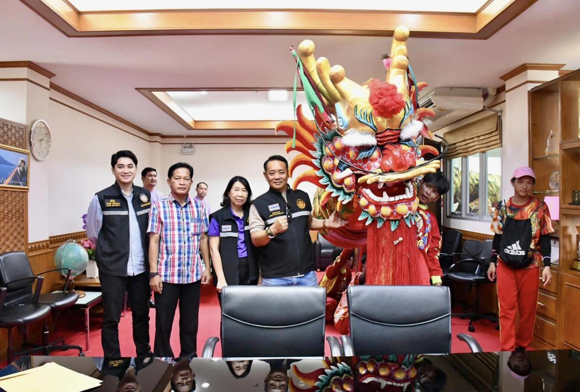 คณะผู้บริหาร สมาชิกสภาองค์การบริหารส่วนจังหวัดตาก หัวหน้าส่วนราชการ พนักงานจ้าง สังกัดองค์การบริหารส่วนจังหวัดตาก ร่วมต้อนรับคณะจากศาลเจ้าปุงเถ่ากง ในกิจกรรมประเพณีงานแห่เจ้า งานงิ้วประจำปี 2566