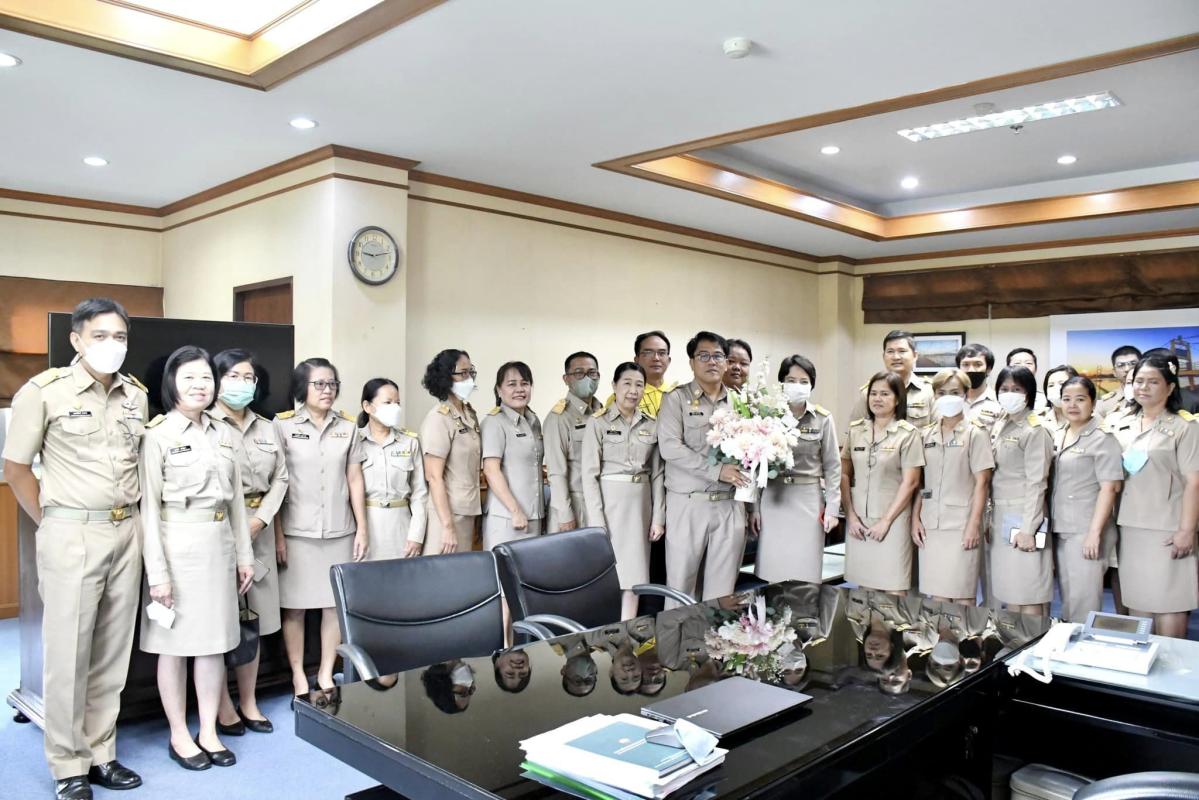 คณะผู้บริหาร หัวหน้าส่วนราชการ และเจ้าหน้าที่ สังกัดองค์การบริหารส่วนจังหวัดตาก เข้ามอบช่อดอกไม้แสดงความยินดีและต้อนรับ พ.อ.อ. ณัฐวุฒิ สุวรรณรัตน์ เนื่องในโอกาสย้ายมาดำรงตำแหน่งปลัดองค์การบริหารส่วนจังหวัดตาก