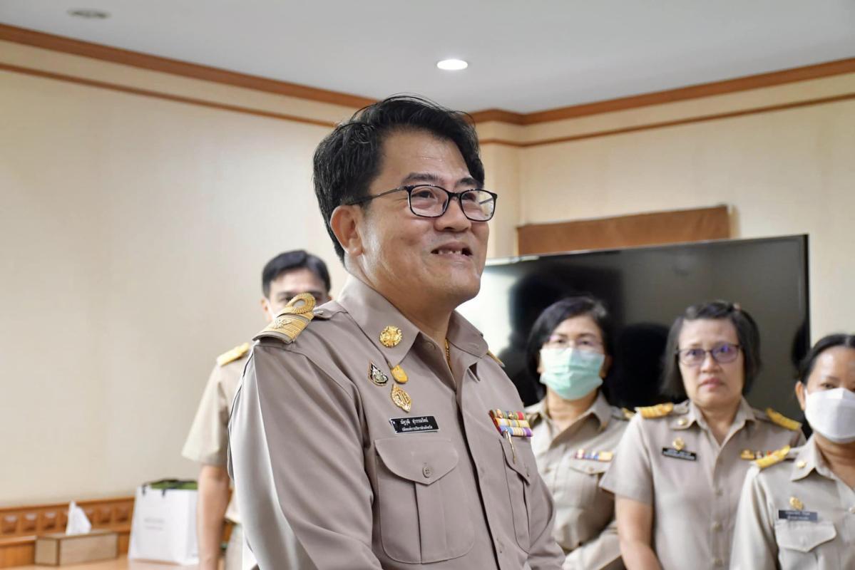 คณะผู้บริหาร หัวหน้าส่วนราชการ และเจ้าหน้าที่ สังกัดองค์การบริหารส่วนจังหวัดตาก เข้ามอบช่อดอกไม้แสดงความยินดีและต้อนรับ พ.อ.อ. ณัฐวุฒิ สุวรรณรัตน์ เนื่องในโอกาสย้ายมาดำรงตำแหน่งปลัดองค์การบริหารส่วนจังหวัดตาก