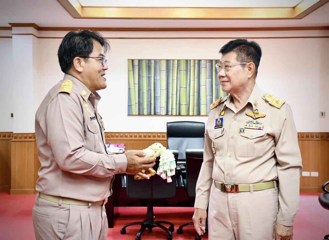 พ.อ.อ.ณัฐวุฒิ สุวรรณรัตน์ เข้ารายงานตัวและรับมอบนโยบายจากนายณัฐวุฒิ ทวีเกื้อกูลกิจ นายกองค์การบริหารส่วนจังหวัดตาก ในโอกาสย้ายมาดำรงตำแหน่ง ปลัดองค์การบริหารส่วนจังหวัดตาก
