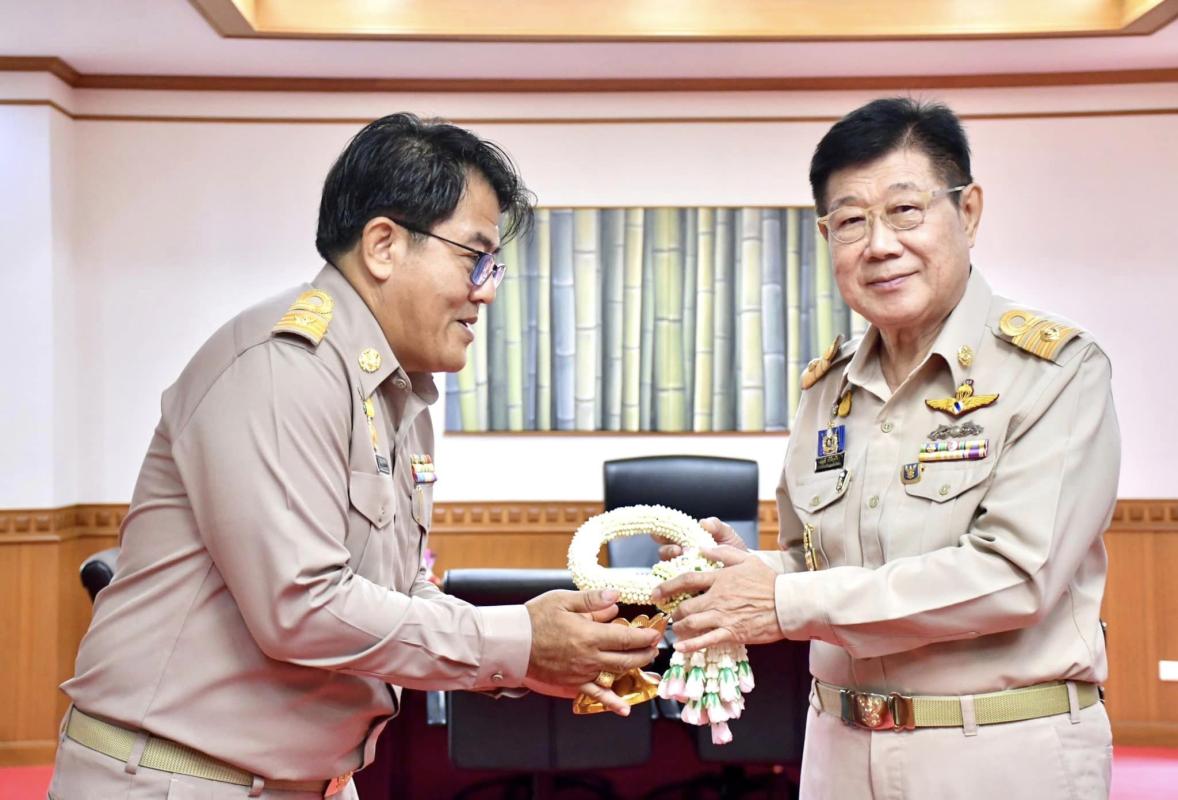 พ.อ.อ.ณัฐวุฒิ สุวรรณรัตน์ เข้ารายงานตัวและรับมอบนโยบายจากนายณัฐวุฒิ ทวีเกื้อกูลกิจ นายกองค์การบริหารส่วนจังหวัดตาก ในโอกาสย้ายมาดำรงตำแหน่ง ปลัดองค์การบริหารส่วนจังหวัดตาก