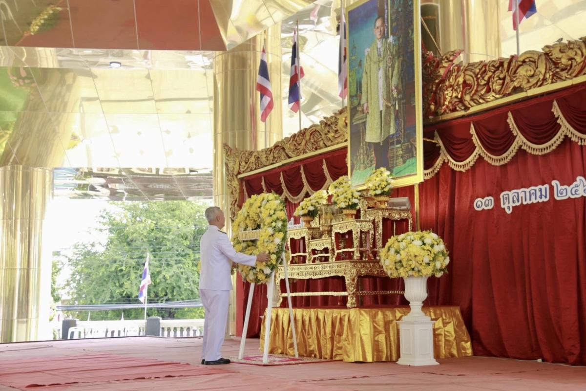 รองปลัดองค์การบริหารส่วนจังหวัดตาก เข้าร่วมพิธีวางพวงมาลา เพื่อน้อมรำลึกในพระมหากรุณาธิคุณพระบาทสมเด็จพระบรมชนกาธิเบศร มหาภูมิพลอดุลยเดชมหาราช บรมนาถบพิตร เนื่องใน "วันนวมินทรมหาราช"