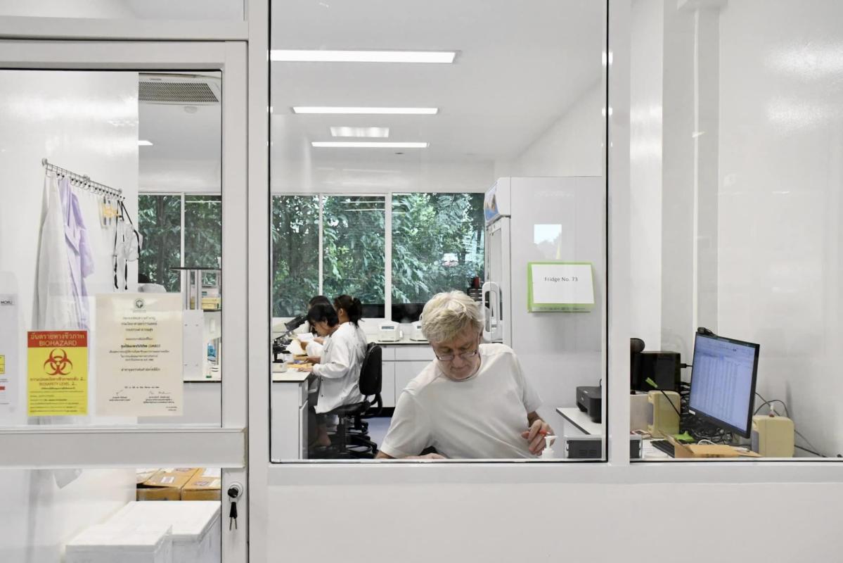 นายกองค์การบริหารส่วนจังหวัดตาก เข้าเยี่ยมชมห้องปฏิบัติการ(ห้องLab)ศูนย์ SMRU (Shoklo Malaria Research Unit) ชั้น2 ตึกปฐมภูมิโรงพยาบาลแม่ระมาดและมูลนิธิเดอะบอร์เดอร์แลนด์เฮลท์ (The Borderland Health Foundation) 
