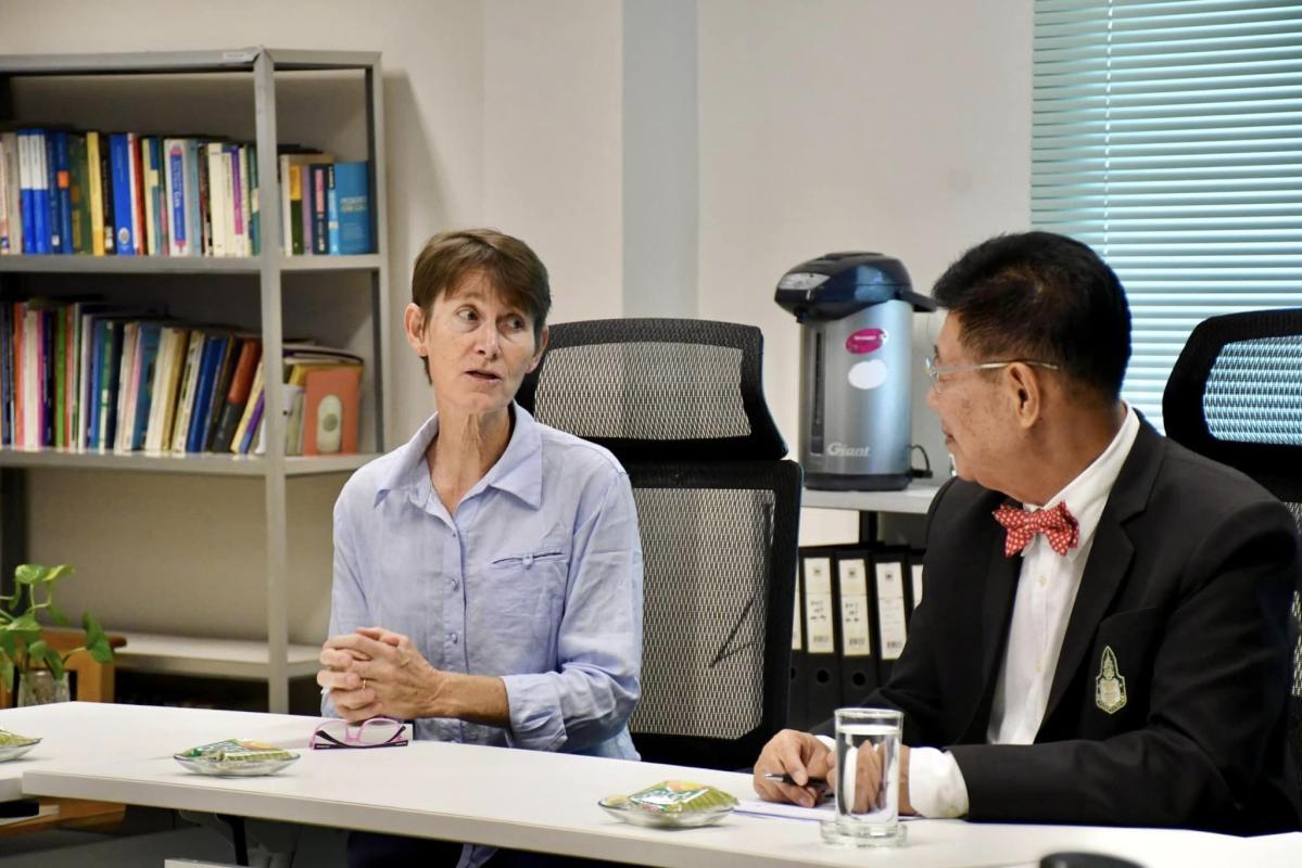 นายกองค์การบริหารส่วนจังหวัดตาก เข้าเยี่ยมชมห้องปฏิบัติการ(ห้องLab)ศูนย์ SMRU (Shoklo Malaria Research Unit) ชั้น2 ตึกปฐมภูมิโรงพยาบาลแม่ระมาดและมูลนิธิเดอะบอร์เดอร์แลนด์เฮลท์ (The Borderland Health Foundation) 
