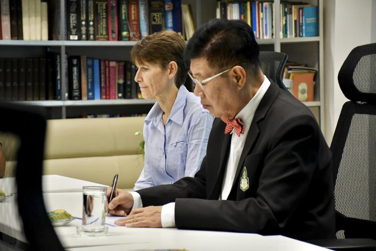 นายกองค์การบริหารส่วนจังหวัดตาก เข้าเยี่ยมชมห้องปฏิบัติการ(ห้องLab)ศูนย์ SMRU (Shoklo Malaria Research Unit) ชั้น2 ตึกปฐมภูมิโรงพยาบาลแม่ระมาดและมูลนิธิเดอะบอร์เดอร์แลนด์เฮลท์ (The Borderland Health Foundation) 