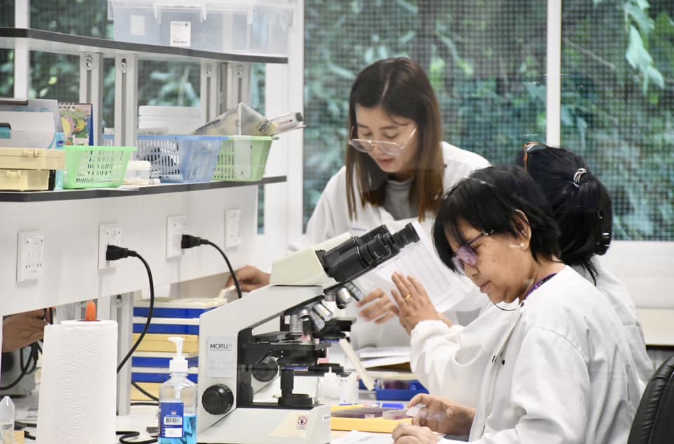 นายกองค์การบริหารส่วนจังหวัดตาก เข้าเยี่ยมชมห้องปฏิบัติการ(ห้องLab)ศูนย์ SMRU (Shoklo Malaria Research Unit) ชั้น2 ตึกปฐมภูมิโรงพยาบาลแม่ระมาดและมูลนิธิเดอะบอร์เดอร์แลนด์เฮลท์ (The Borderland Health Foundation) 