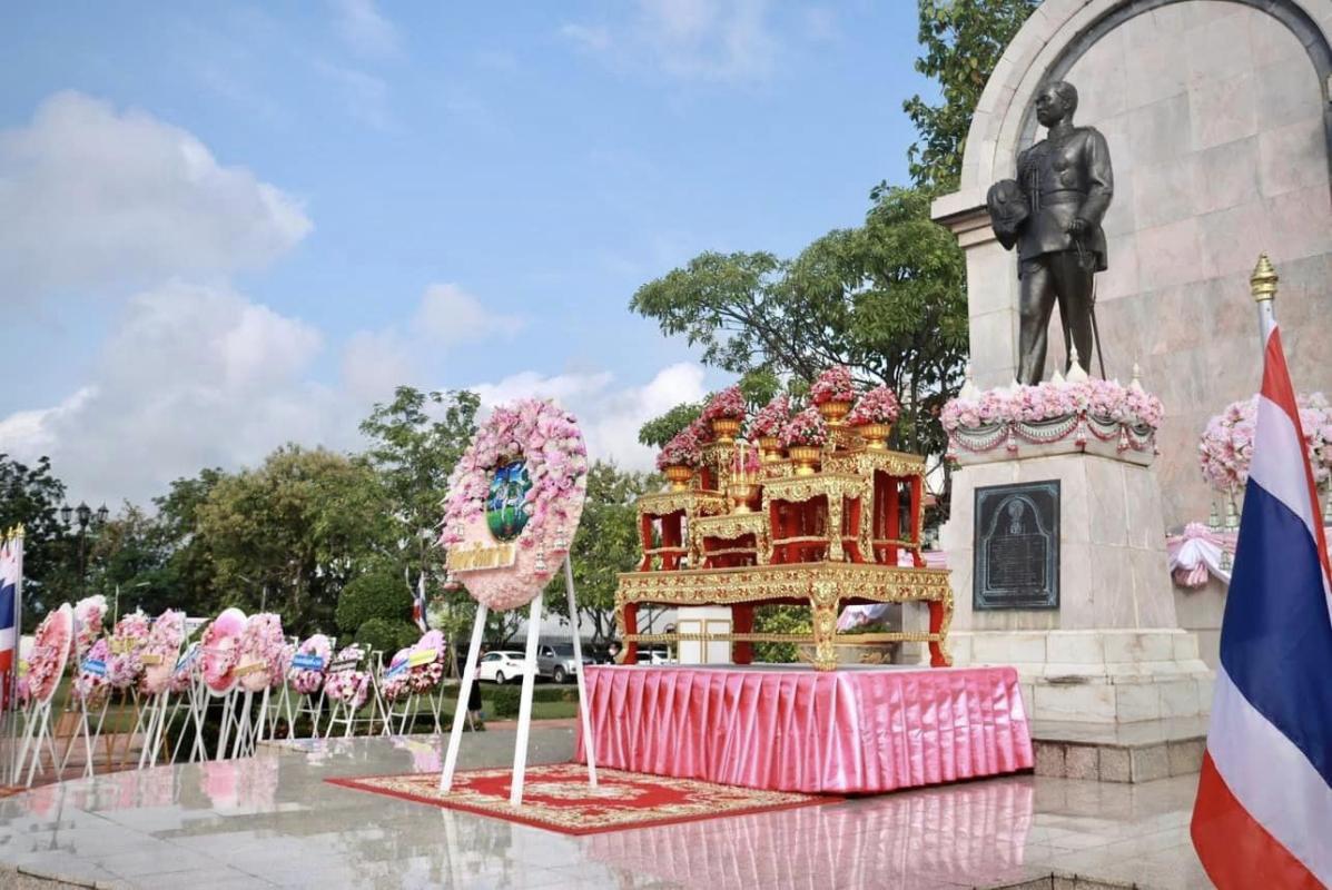 รองปลัดองค์การบริหารส่วนจังหวัดตาก พร้อมด้วยข้าราชการในสังกัด องค์การบริหารส่วนจังหวัดตาก เข้าร่วมพิธีวางพวงมาลา เบื้องหน้าพระบรมราชานุสาวรีย์พระบาทสมเด็จพระจุลจอมเกล้าเจ้าอยู่หัว เนื่องในวันคล้ายวันสวรรคตพระบาทสมเด็จพระจุลจอมเกล้าเจ้าอยู่หัว รัชกาลที่ 5 