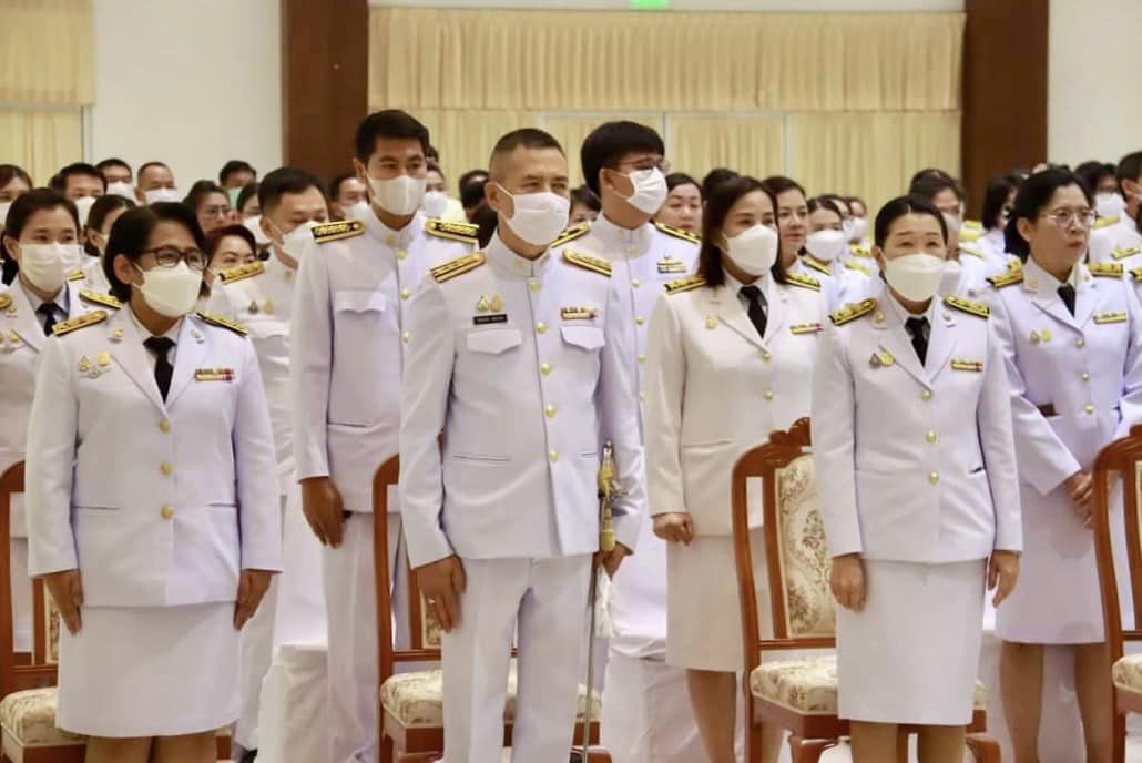 รองปลัดองค์การบริหารส่วนจังหวัดตาก เข้าร่วมพิธีวางพานพุ่มดอกไม้สดถวายราชสักการะ น้อมรำลึกในพระมหากรุณาธิคุณ พระบาทสมเด็จพระบรมชนกาธิเบศร มหาภูมิพลอดุลยเดชมหาราช บรมนาถบพิตร เนื่องในวันพระบิดาแห่งฝนหลวง  