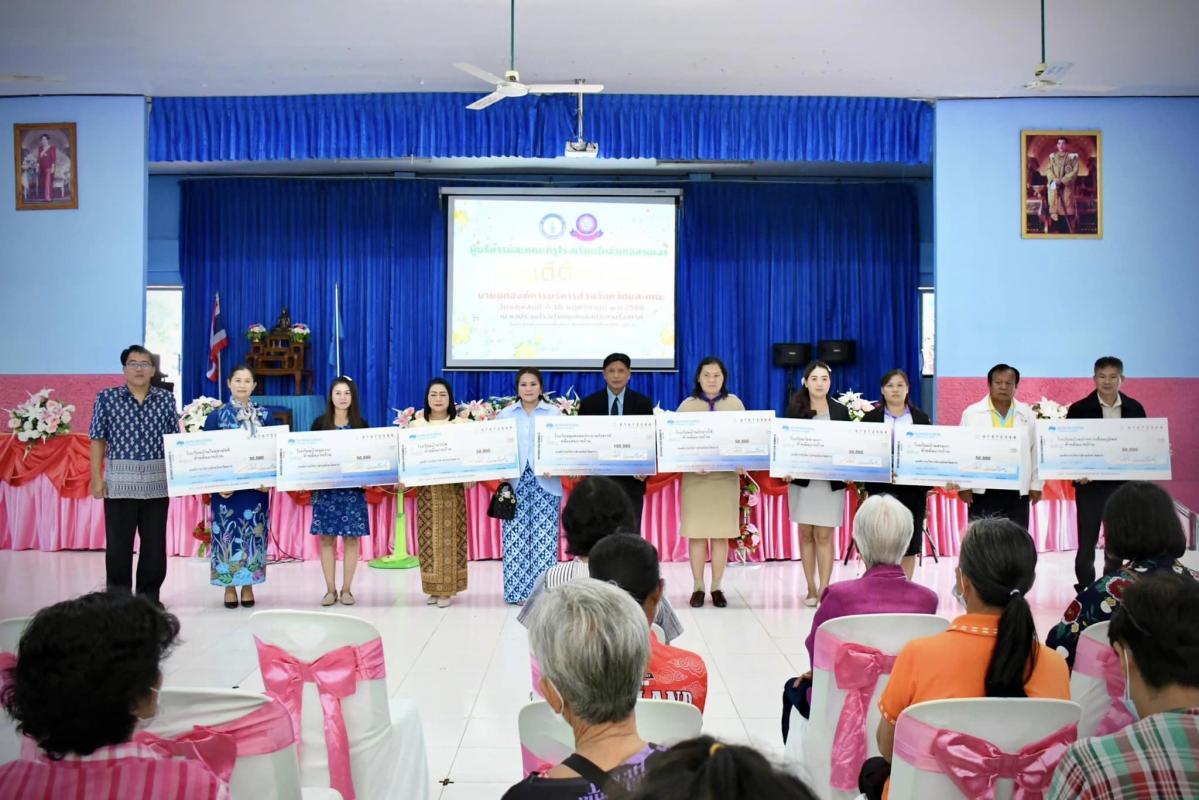 รองนายกองค์การบริหารส่วนจังหวัดตาก เป็นประธานในพิธีมอบสื่อการเรียนการสอน (ประเภทสื่อเทคโนโลยีสารสนเทศ , สื่อวิทยาศาสตร์ และสื่อวิชาชีพ) ณ  ห้องประชุมเฉลิมพระเกียรติฯ โรงเรียนชุมชนชลประทานรังสรรค์ อำเภอสามเงา จังหวัดตาก 