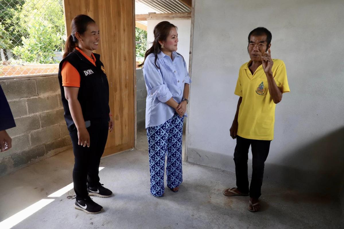  รองนายกองค์การบริหารส่วนจังหวัดตาก ลงพื้นที่มอบบ้านให้แก่ผู้พิการ ผู้สูงอายุ ตามโครงการปรับปรุงบ้านให้แก่ผู้พิการ ผู้สูงอายุ ในเขตตำบลยกกระบัตร ประจำปีงบประมาณ พ.ศ.2566 