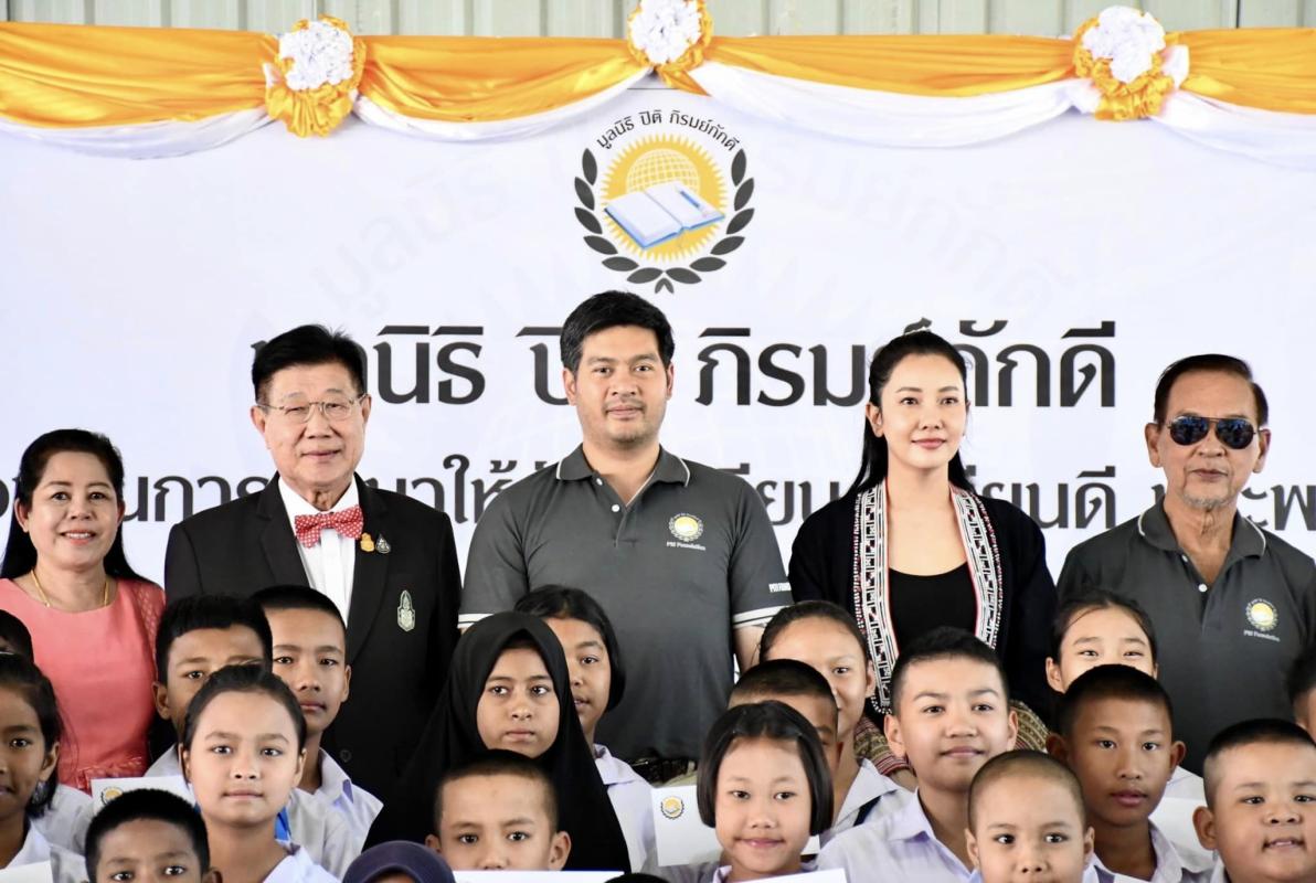 นายกองค์การบริหารส่วนจังหวัดตาก ร่วมงานทำบุญทอดกฐิน 9 วัด 2 ตำบล ณ วัดเอื้องดอย ตำบลพระธาตุผาแดง อำเภอแม่สอด จังหวัดตาก โดยมีคุณปิติ และคุณวรนุช ภิรมย์ภักดี เป็นประธานการจัดงาน