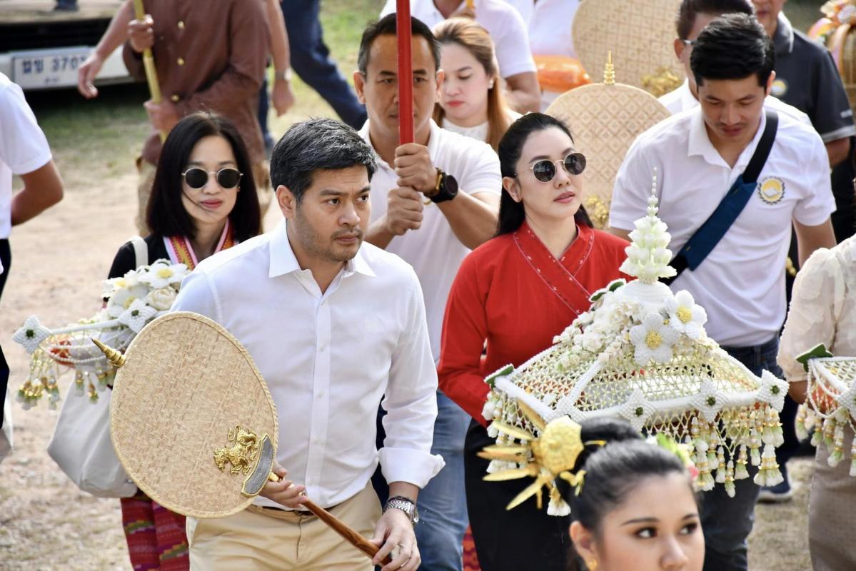 นายกองค์การบริหารส่วนจังหวัดตาก ร่วมงานทำบุญทอดกฐิน 9 วัด 2 ตำบล ณ วัดเอื้องดอย ตำบลพระธาตุผาแดง อำเภอแม่สอด จังหวัดตาก โดยมีคุณปิติ และคุณวรนุช ภิรมย์ภักดี เป็นประธานการจัดงาน