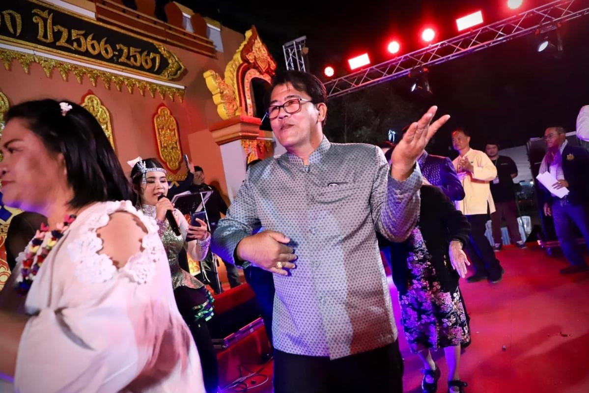 นายณัฐวุฒิ ทวีเกื้อกูลกิจ นายกองค์การบริหารส่วนจังหวัดตาก มอบหมายให้ นางแสงทอง อรุณ ผู้ทรงคุณวุฒิองค์การบริหารส่วนจังหวัดตาก ร่วมงานพิธีอวยพรเนื่องในโอกาสวันขึ้นปีใหม่ พุทธศักราช 2567 "TAK COUNTDOWN 2024" 