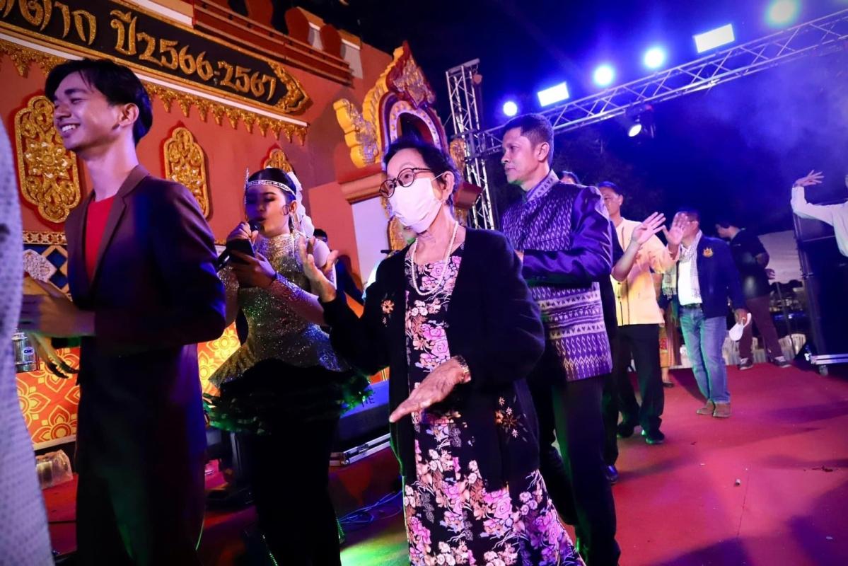 นายณัฐวุฒิ ทวีเกื้อกูลกิจ นายกองค์การบริหารส่วนจังหวัดตาก มอบหมายให้ นางแสงทอง อรุณ ผู้ทรงคุณวุฒิองค์การบริหารส่วนจังหวัดตาก ร่วมงานพิธีอวยพรเนื่องในโอกาสวันขึ้นปีใหม่ พุทธศักราช 2567 "TAK COUNTDOWN 2024" 
