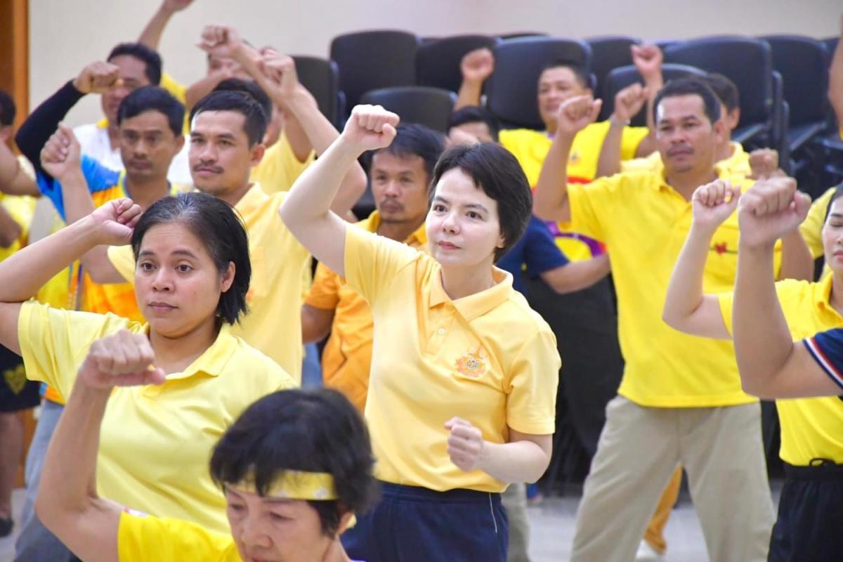 อบจ.ตาก จัดกิจกรรมการออกกำลังกายสำหรับประชาชนทุกกลุ่มวัยประกอบเพลง LONG LIFE THAI FIT 