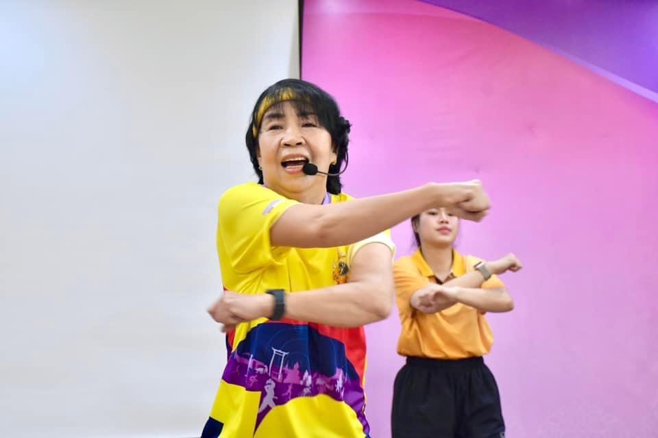 อบจ.ตาก จัดกิจกรรมการออกกำลังกายสำหรับประชาชนทุกกลุ่มวัยประกอบเพลง LONG LIFE THAI FIT 