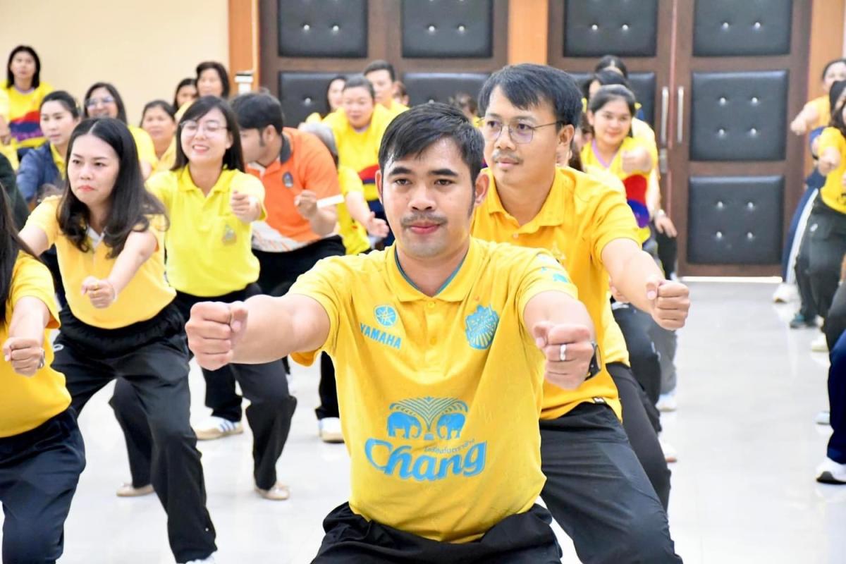 อบจ.ตาก จัดกิจกรรมการออกกำลังกายสำหรับประชาชนทุกกลุ่มวัยประกอบเพลง LONG LIFE THAI FIT 