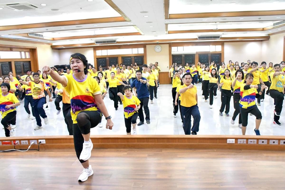 อบจ.ตาก จัดกิจกรรมการออกกำลังกายสำหรับประชาชนทุกกลุ่มวัยประกอบเพลง LONG LIFE THAI FIT 