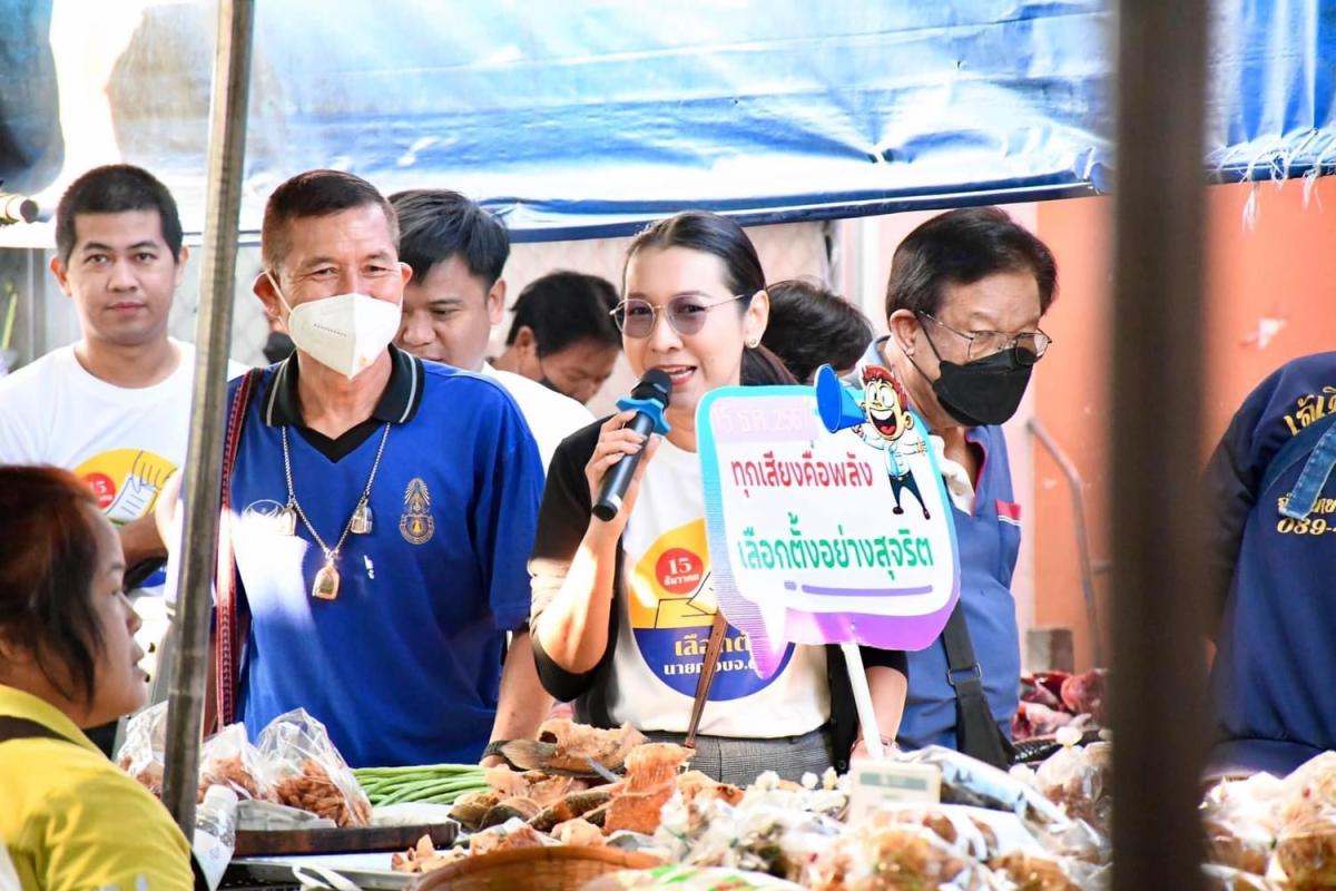ฝ่ายประชาสัมพันธ์ อบจ.ตาก เดินบุกตลาดเช้าเมืองตาก!!! 