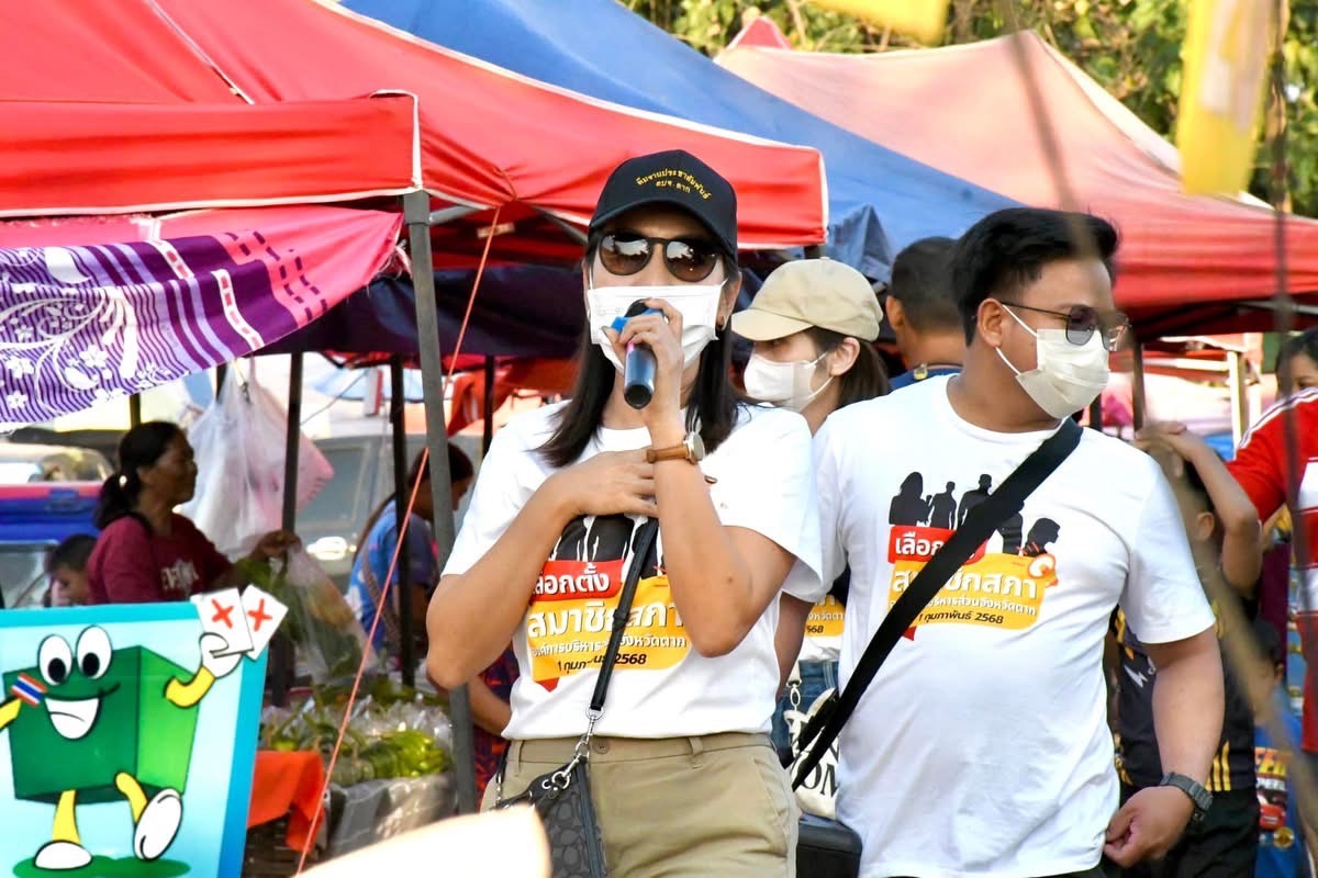 ฝ่ายประชาสัมพันธ์ อบจ.ตาก เดินลุยตลาดนัดวังประจบ อ.เมือง จ.ตาก 
