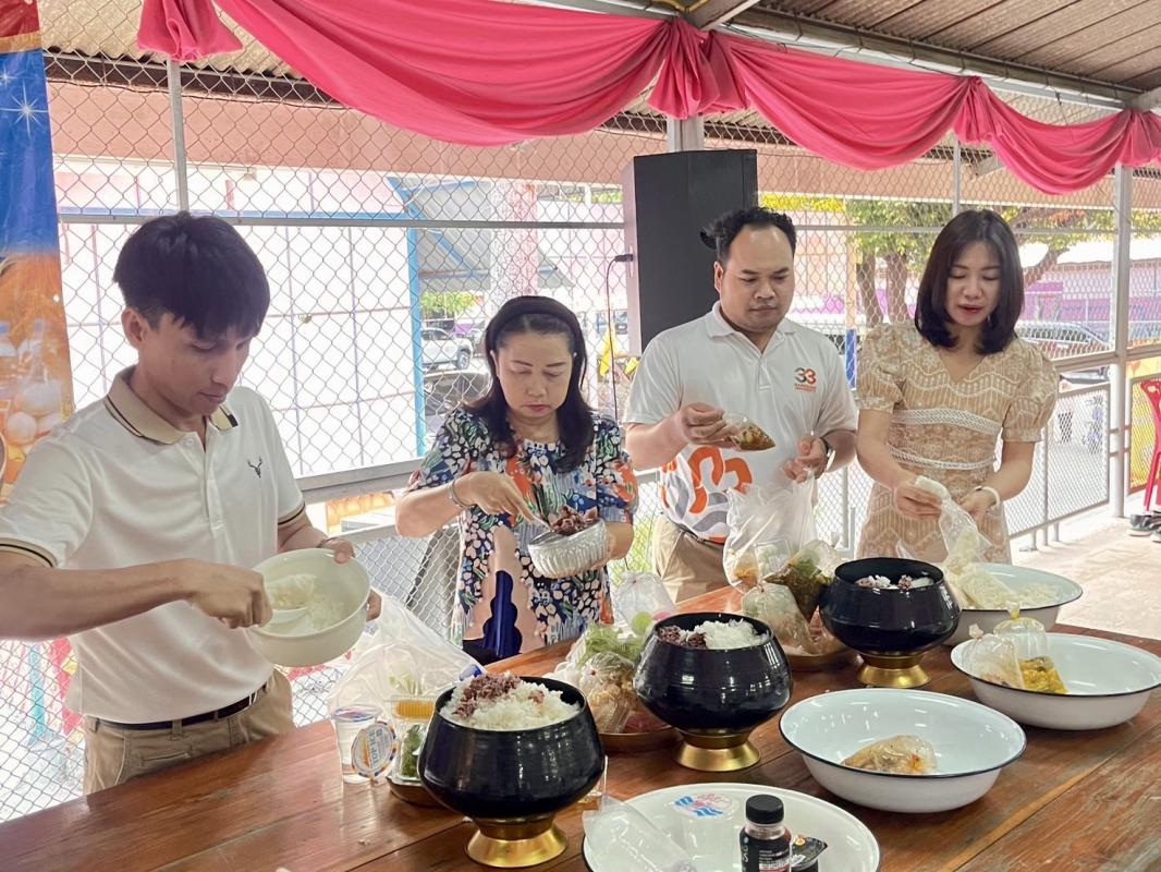 องค์การบริหารส่วนจังหวัดตาก ร่วมทำบุญตักบาตร