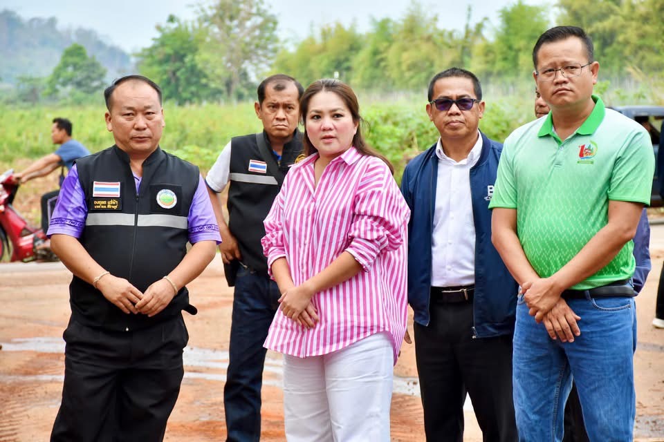 นายก อบจ.ตาก ลงพื้นที่ตรวจติดตามการทำงานของเครื่องจักรกลหนัก ในพื้นที่ อ.พบพระ จ.ตาก