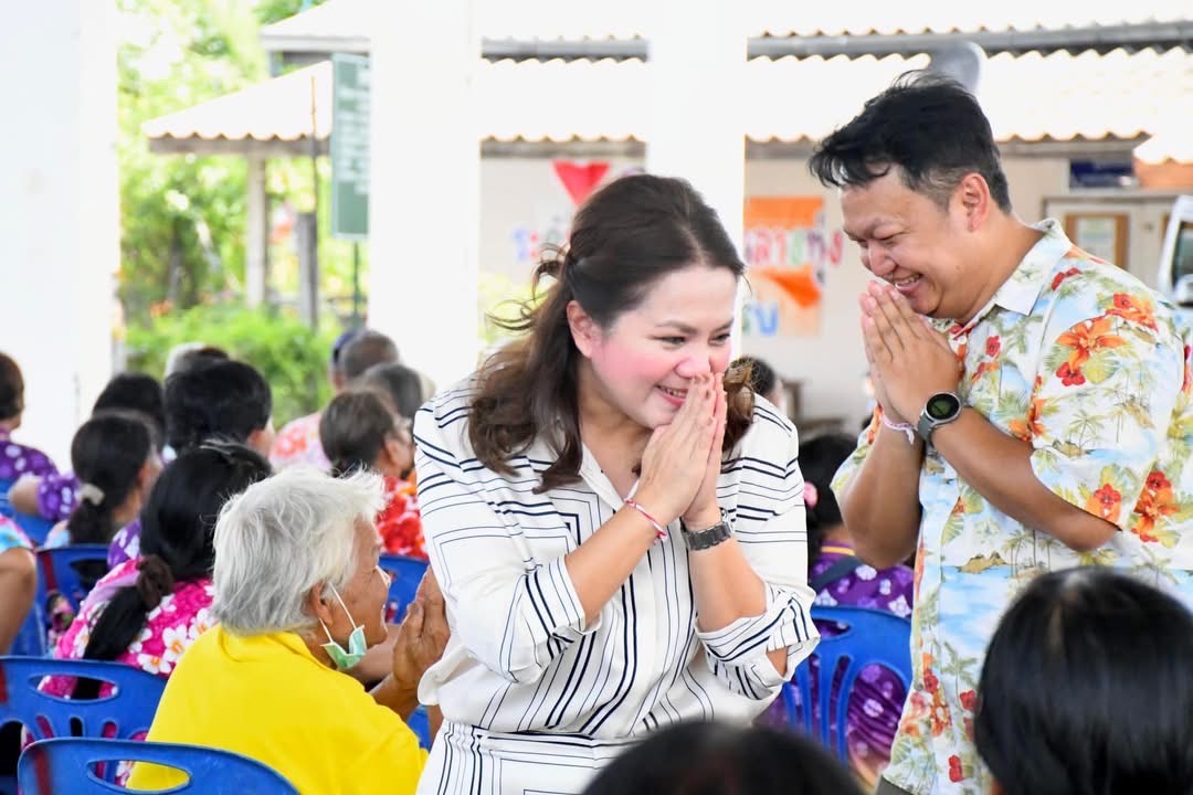 นายก อบจ.ตาก ร่วมโครงการงานประเพณีท้องถิ่นรดน้ำดำหัวผู้สูงอายุ ต.ตลุกกลางทุ่ง อ.เมืองตาก จ.ตาก