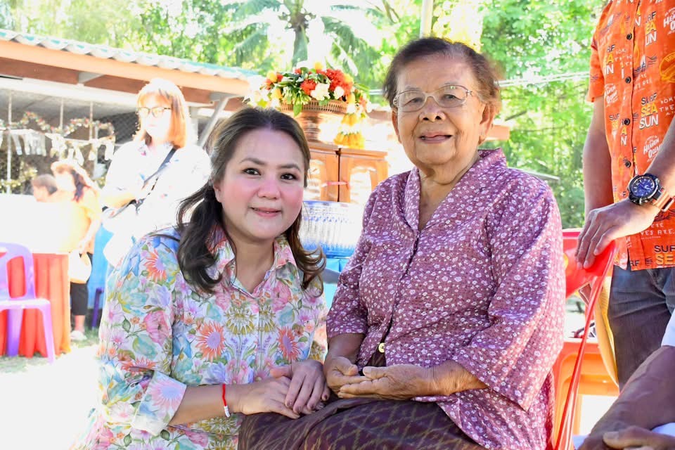 นายก อบจ.ตาก ร่วมกิจกรรมสืบสานประเพณีงานรดน้ำดำหัวผู้สูงอายุ ม.6 ต.สมอโคน อ.บ้านตาก จ.ตาก