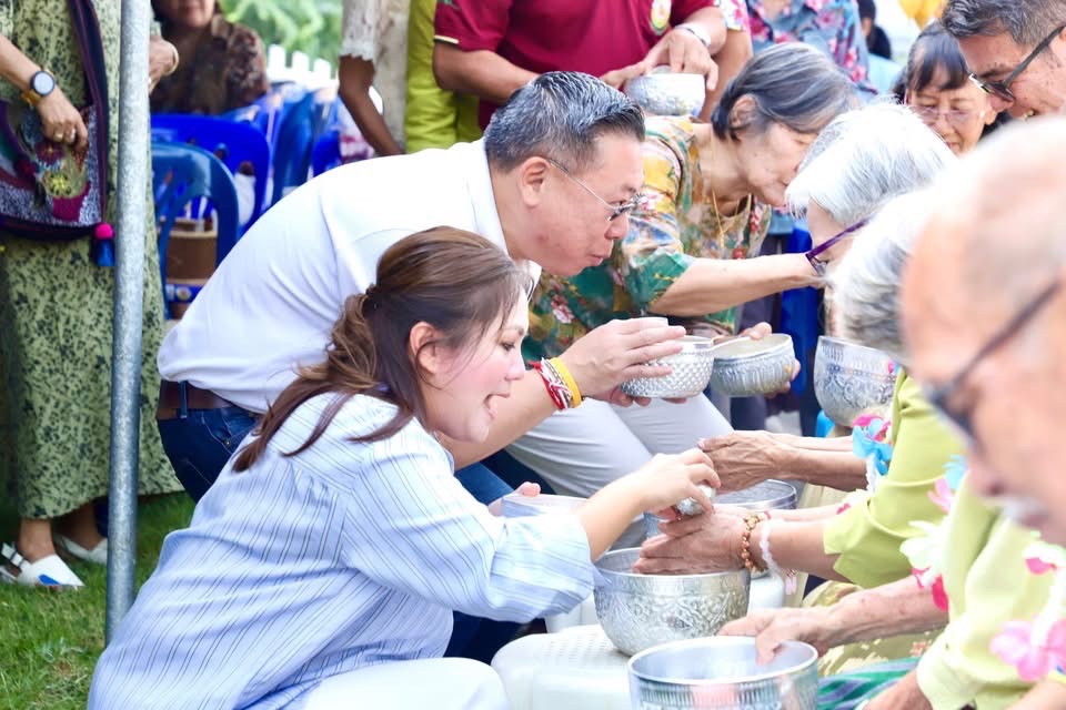 นายก อบจ.ตาก ร่วมสืบสานวัฒนธรรมประเพณีรดน้ำดำหัวขอพรผู้ใหญ่ ซ.อุดมสุข ต.น้ำรึม อ.เมือง จ.ตาก