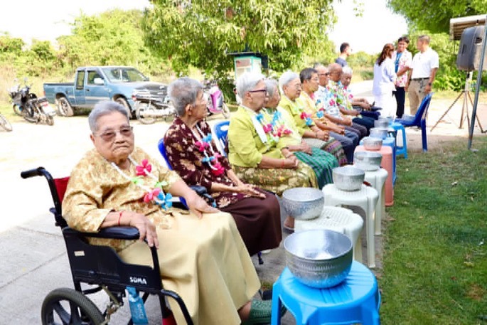 นายก อบจ.ตาก ร่วมสืบสานวัฒนธรรมประเพณีรดน้ำดำหัวขอพรผู้ใหญ่ ซ.อุดมสุข ต.น้ำรึม อ.เมือง จ.ตาก