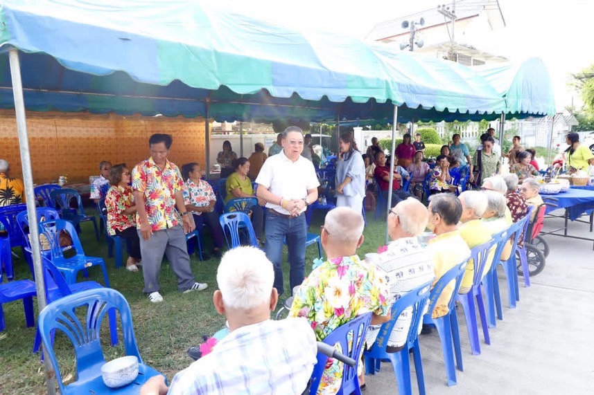 นายก อบจ.ตาก ร่วมสืบสานวัฒนธรรมประเพณีรดน้ำดำหัวขอพรผู้ใหญ่ ซ.อุดมสุข ต.น้ำรึม อ.เมือง จ.ตาก